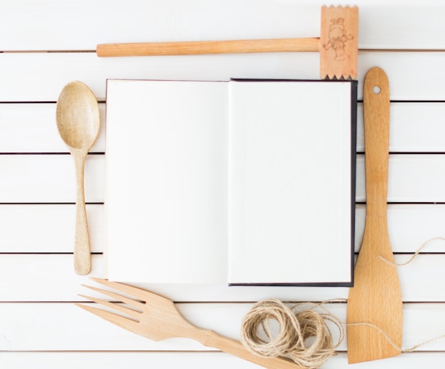 Кулинарная книга и ложка